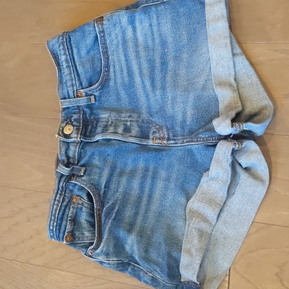Levi's wedgie cuffed shorts size 28